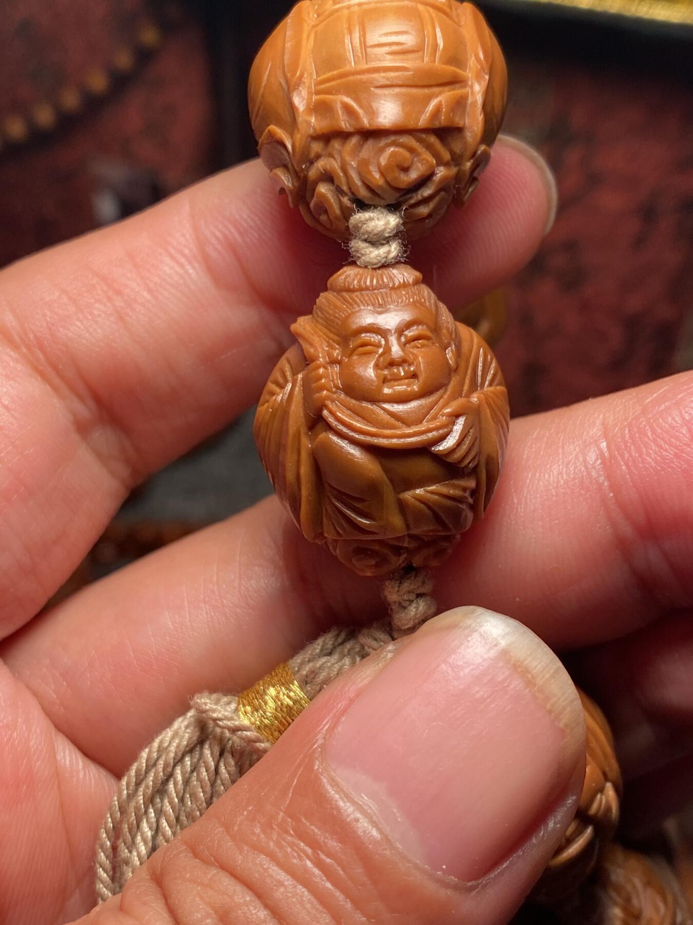 苏工名家核雕放漏价 苏工核雕纯手工，铁核老苏工全刀工，八仙过海各显神通，短圆老树老桩，尺寸2。0x2.35市场少见，喜欢的来价不贵