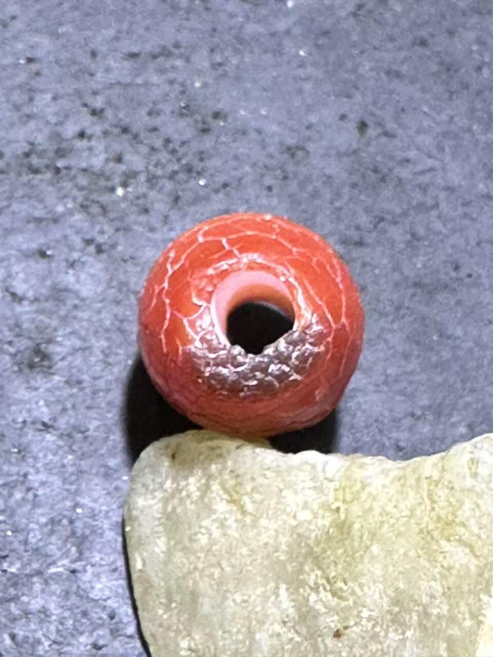 高玉化龙鳞风化纹缠丝玛瑙随形桶珠一颗！