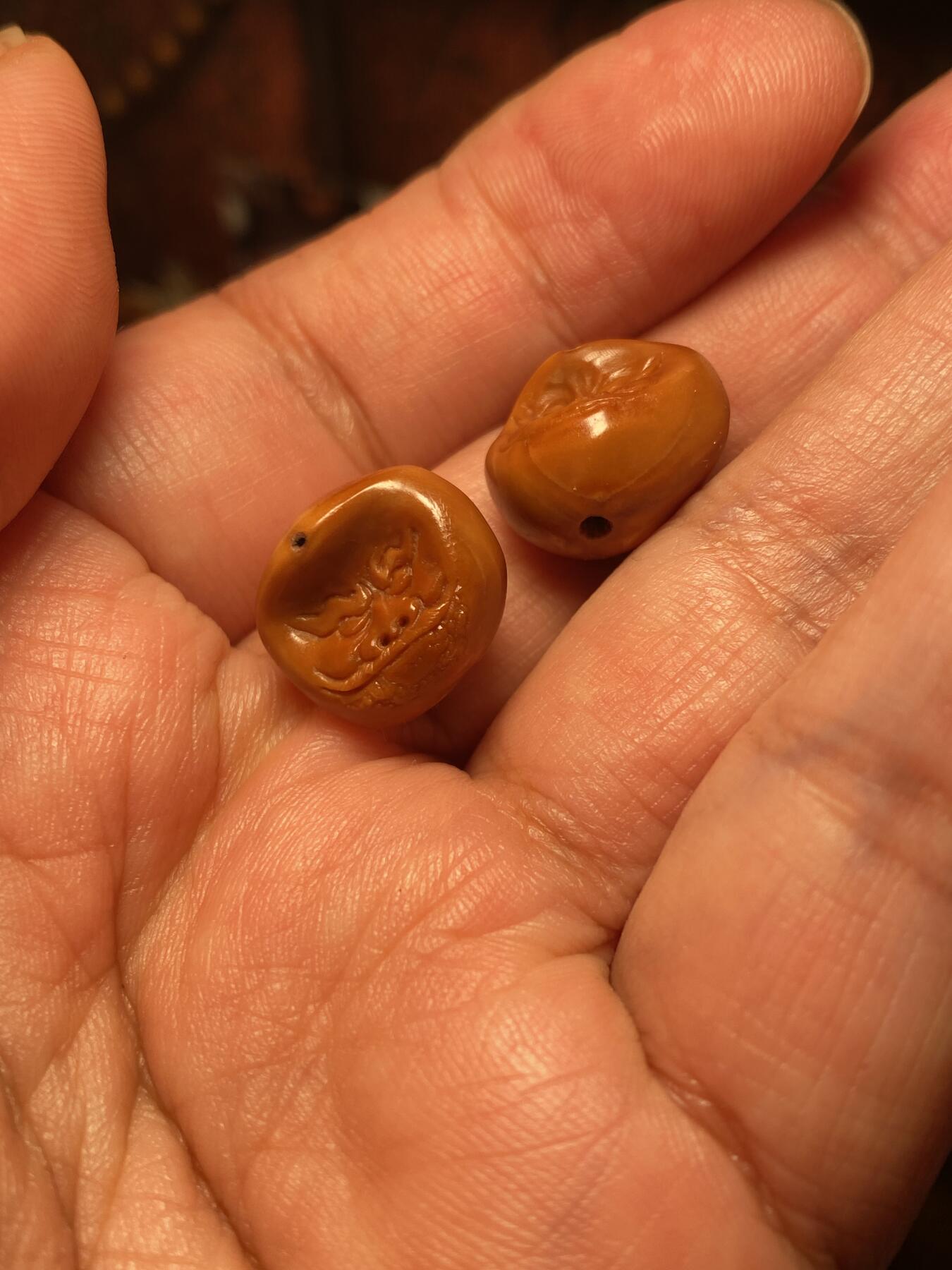 苏工名家核雕放漏价 福利苏工核雕纯手工雕刻，怪脸铁核百态腰珠，个性十足，等待有缘人，市场无同款，尺寸1。6x1.4喜欢的来