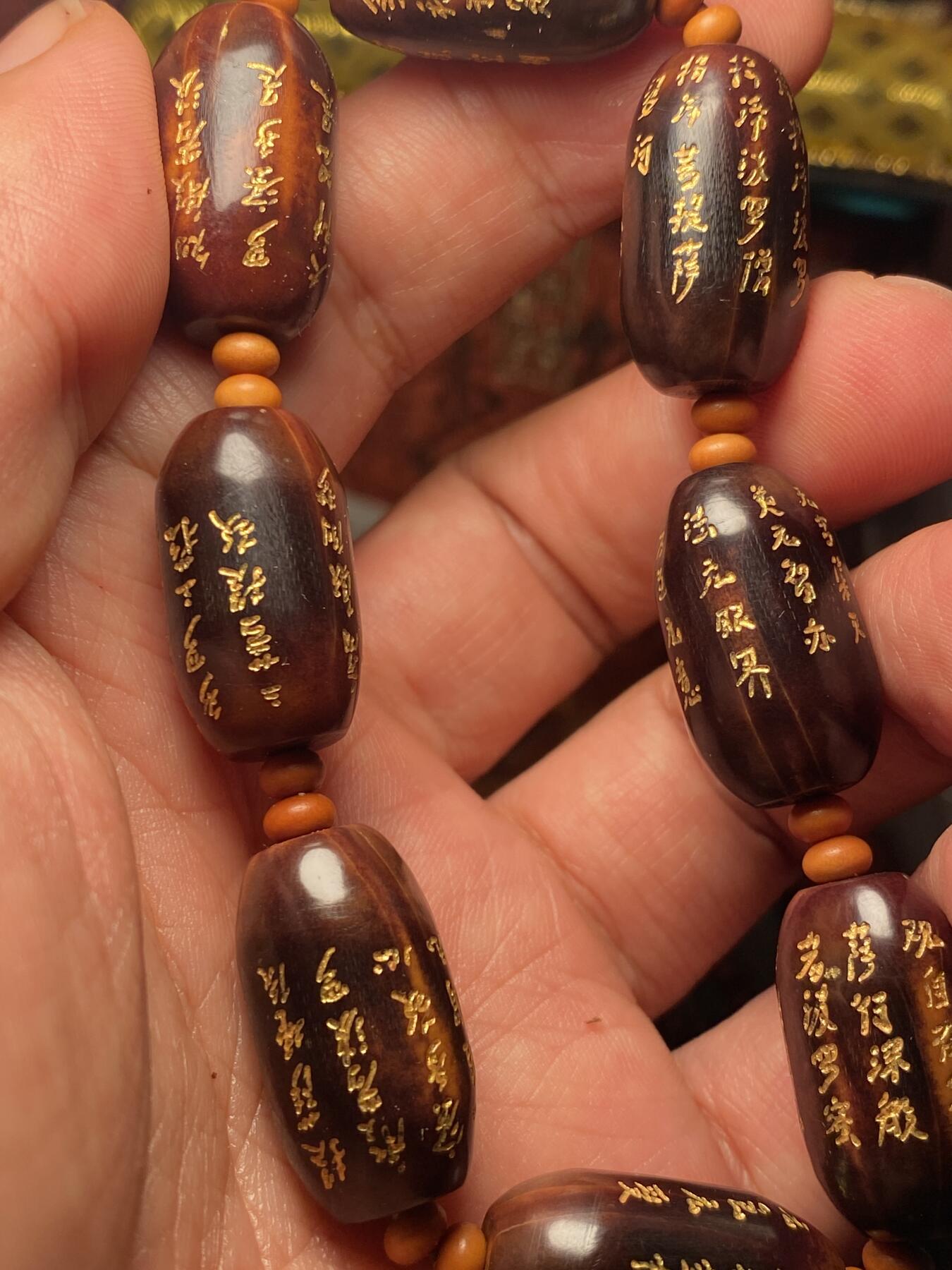 苏工名家核雕放漏价 苏工核雕纯手工雕刻，老籽，天然紫核老苏工，老型般若，孤品，个性饱满，尺寸1。3x2.35立体感十足喜欢的来