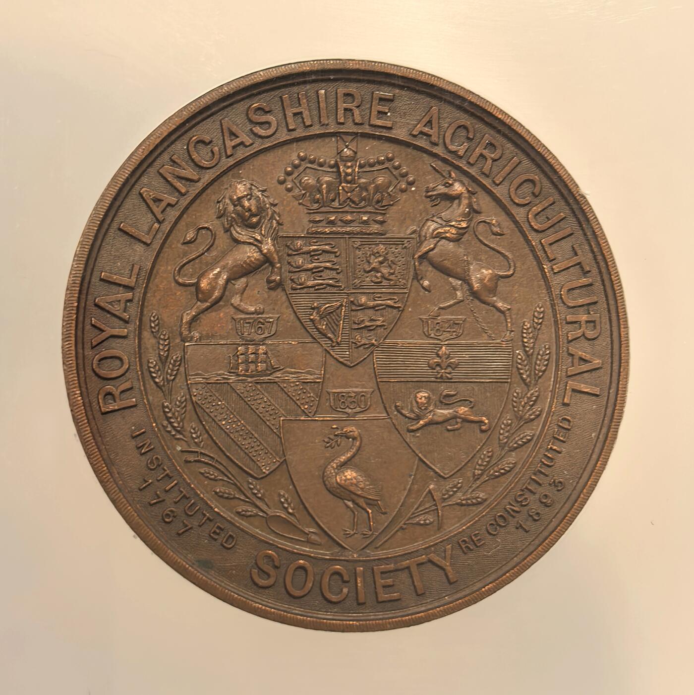 博洋堂世界钱币拍卖第137期（全场包邮） NGC MS63 大英帝国1922年兰开夏郡农业博览会巨大铜章，高浮雕唯美女神设计让人心旷神怡。盒子正面右侧有一小磕
