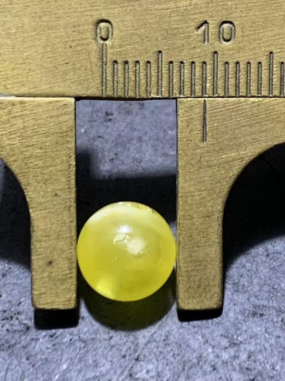 天然俄料原矿蜜蜡圆珠一颗