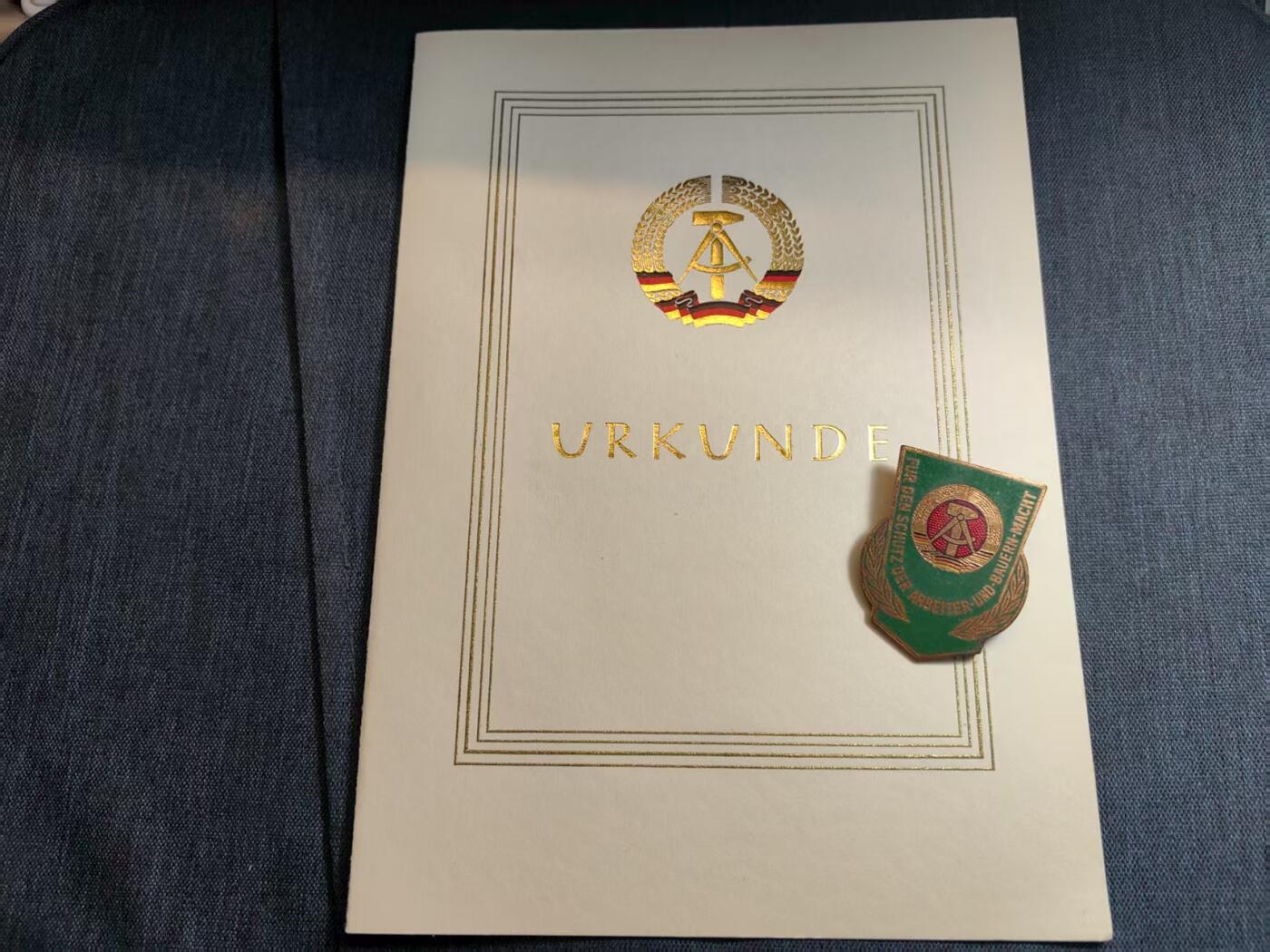 罗岚⭐爱藏⭐精品国庆前瞻专拍-分享拍场赚佣金 民主德国人民警察模范工作奖章（早期珐琅版）带证书--授予Kurt Kobilus