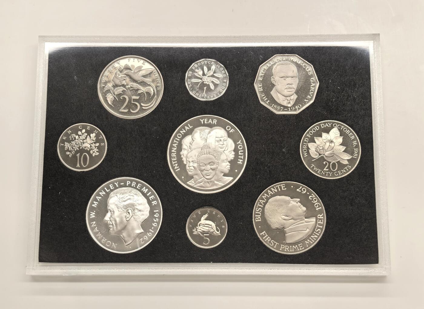 博洋堂世界钱币拍卖第137期（全场包邮） 牙买加1985年Proof Set，该国皇家造币厂精制套币首年版，发行量1000套，最大的5 Dollars银币，正面设计7位黑人儿童妇女的头像，币很精美漂亮