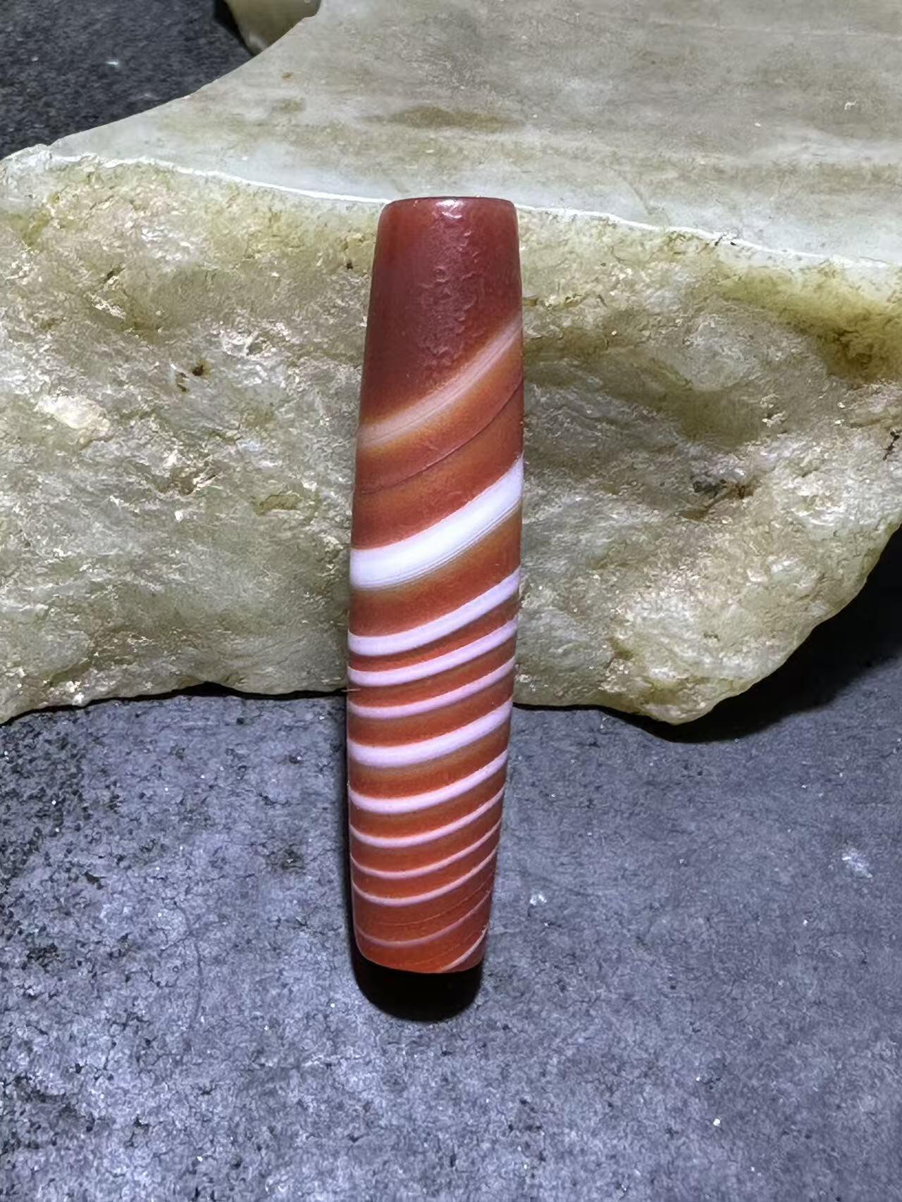 精美高玉化千层风化纹缠丝玛瑙直桶，桶珠一颗。