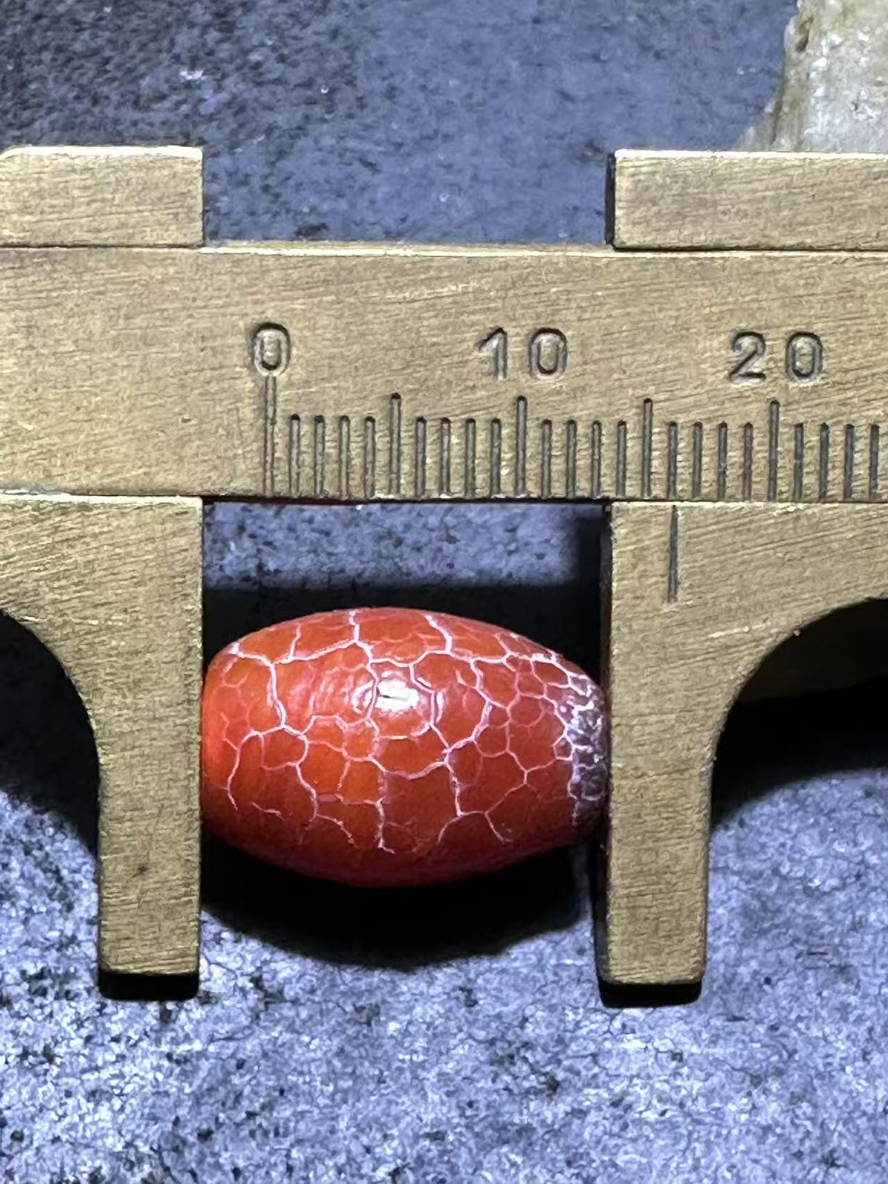 高玉化龙鳞风化纹缠丝玛瑙随形桶珠一颗！