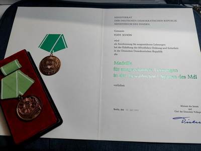 罗岚⭐爱藏⭐精品国庆前瞻专拍-分享拍场赚佣金 - 民主德国内务部人民警察优秀服役奖章全套带证--授予Kurt Kobilus为表彰期在维护国家公共秩序与安全方面的杰出功绩
