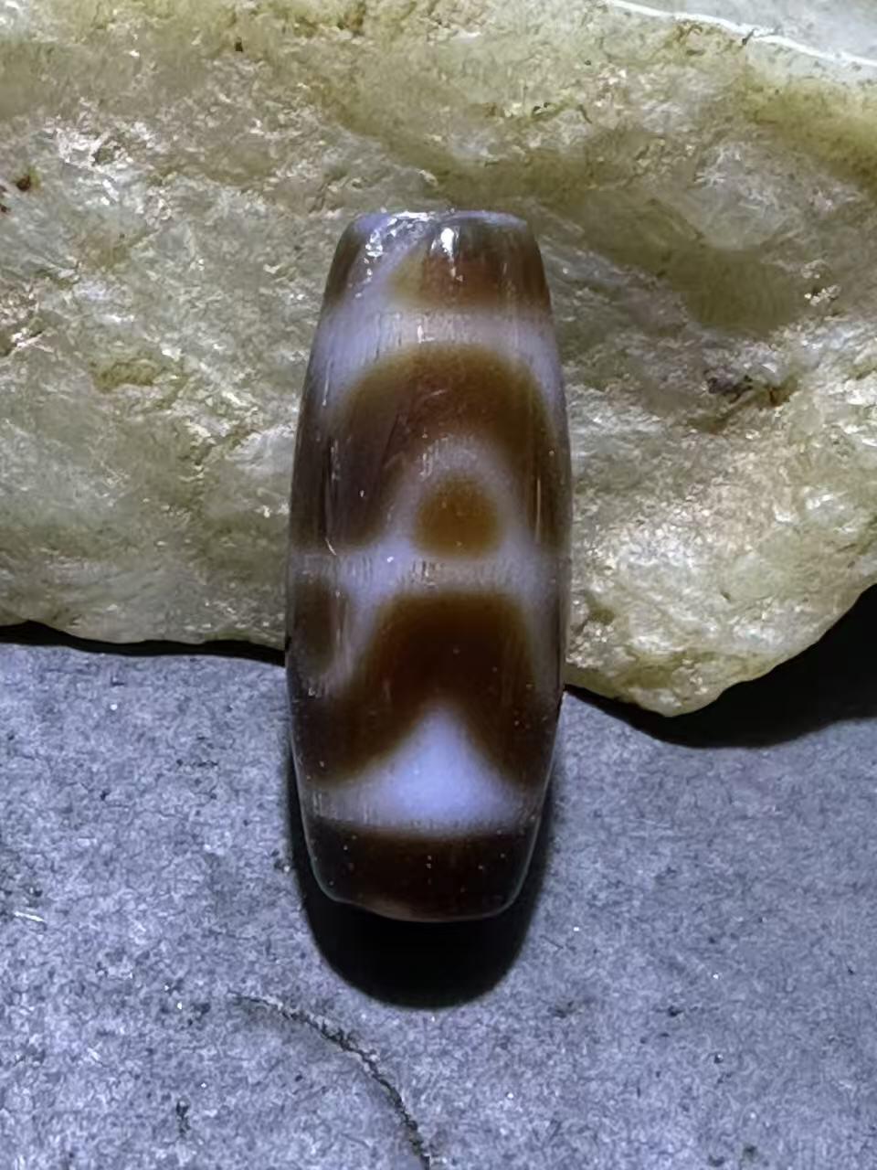 仅此一颗，藏传六瓣莲花虎牙随形天珠一颗。