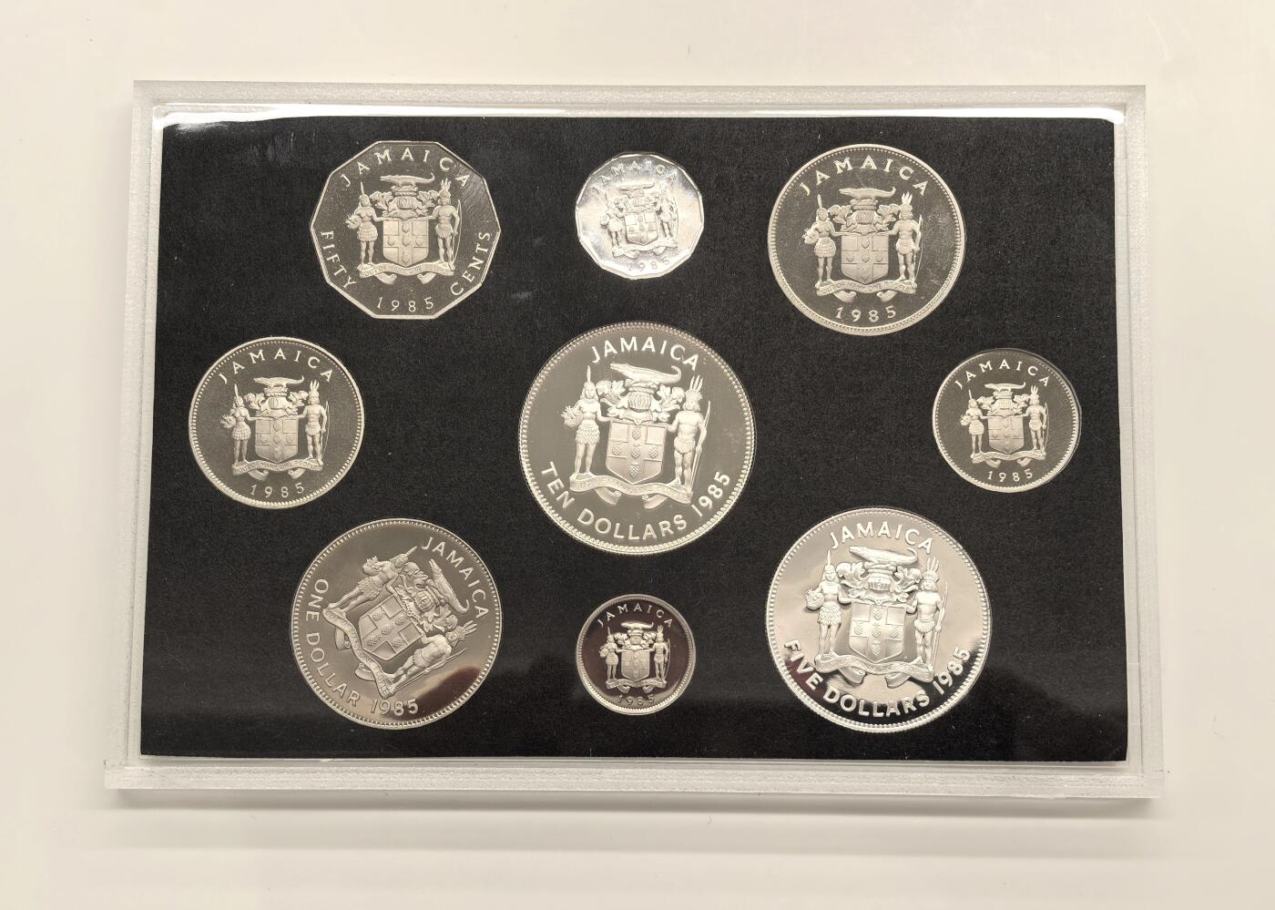 博洋堂世界钱币拍卖第137期（全场包邮） 牙买加1985年Proof Set，该国皇家造币厂精制套币首年版，发行量1000套，最大的5 Dollars银币，正面设计7位黑人儿童妇女的头像，币很精美漂亮