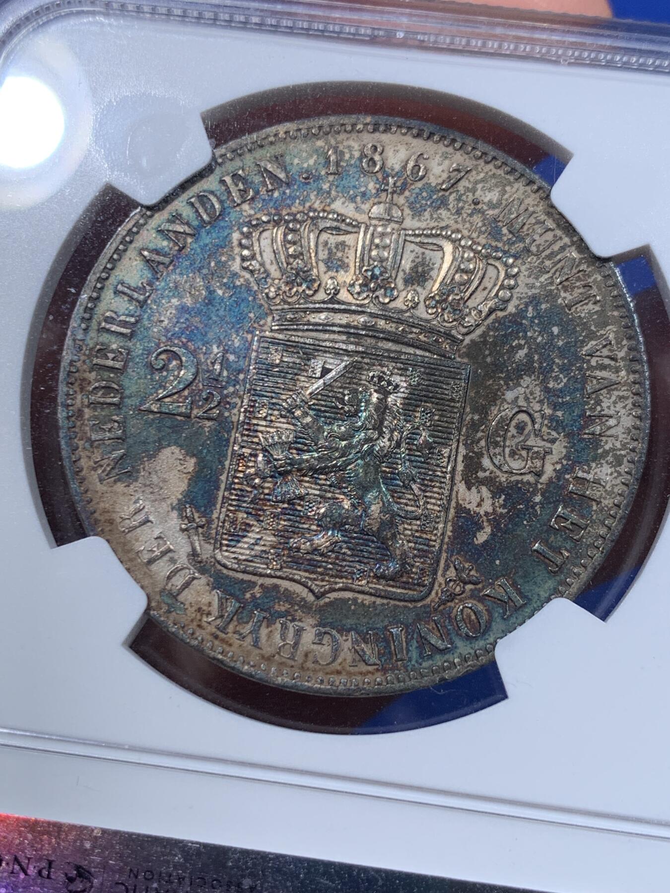《竞宝斋》第416场 周日，周一，2场连拍 （全场包邮） NGC UNCD 荷兰1867年威廉三世2.5盾银币，五彩老包浆，包浆醇厚 打制深峻，胡子发丝清晰 高点无损 味道币味道足，酱彩锋利感十足，状态极佳