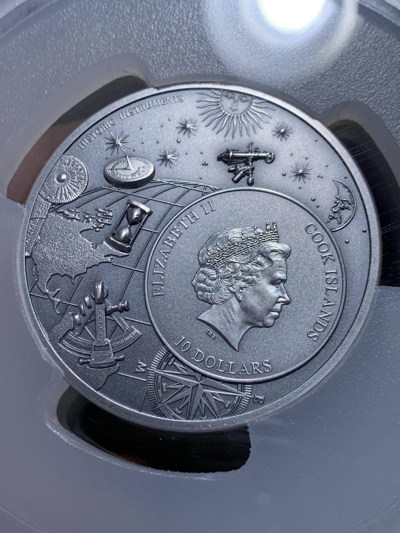 《竞宝斋》第416场 周日，周一，2场连拍 （全场包邮） PCGS MS70 库克群岛2023年历史仪器星盘2盎司高浮雕银币，直径45毫米加厚，铸造量1500枚，含纯银2盎司，仿古工艺处理，超立体高浮雕纪念银币，表面铸造非常精密，刻度如同真的仪器。状态一流，顶级高分，冠军分。2024克劳斯世界硬币大奖赛最佳克朗币 加大加厚盒装