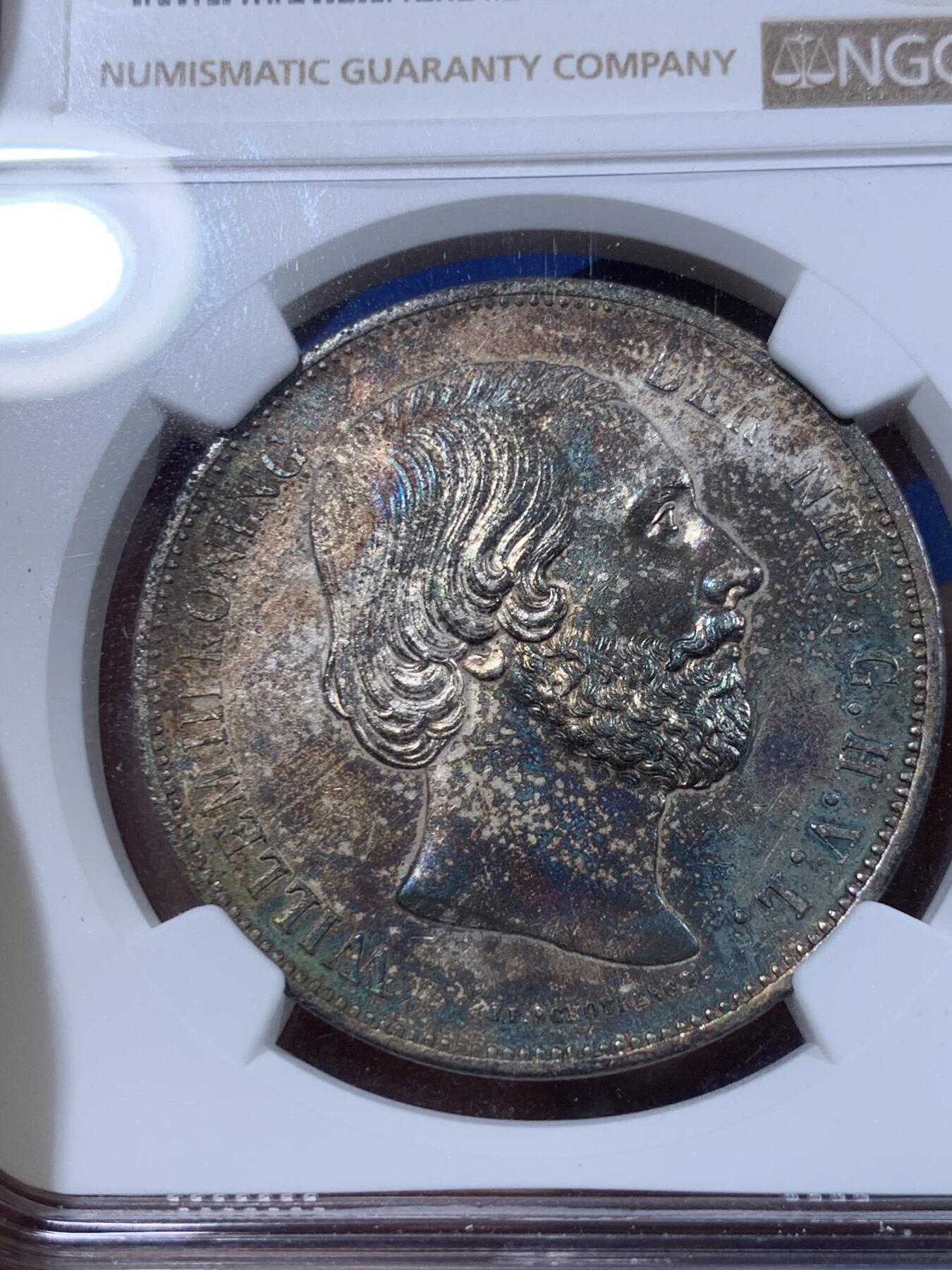 《竞宝斋》第416场 周日，周一，2场连拍 （全场包邮） NGC UNCD 荷兰1867年威廉三世2.5盾银币，五彩老包浆，包浆醇厚 打制深峻，胡子发丝清晰 高点无损 味道币味道足，酱彩锋利感十足，状态极佳