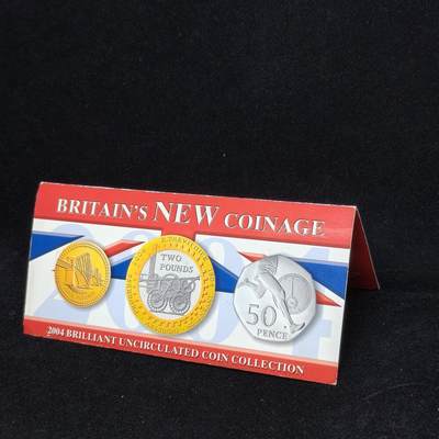 【铜匠收藏】★第125加场★精品币章场，200包邮，不满200.支付运费5元。《接受代拍 代送NGC评级》 - 英国2004年纪念币卡册，2磅蒸汽机车，1磅桥，50便士