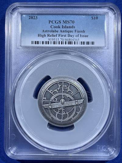 《竞宝斋》第416场 周日，周一，2场连拍 （全场包邮） - PCGS MS70 库克群岛2023年历史仪器星盘2盎司高浮雕银币，直径45毫米加厚，铸造量1500枚，含纯银2盎司，仿古工艺处理，超立体高浮雕纪念银币，表面铸造非常精密，刻度如同真的仪器。状态一流，顶级高分，冠军分。2024克劳斯世界硬币大奖赛最佳克朗币 加大加厚盒装