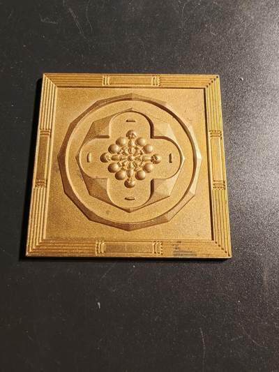 老王徽章第147期 - 法国方形镀金大铜章    尺寸58×56mm   重量55.6g