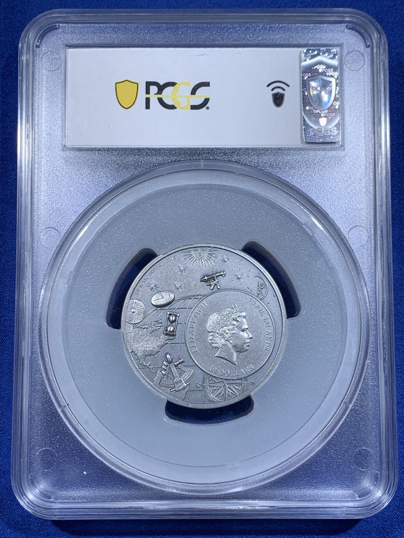 《竞宝斋》第416场 周日，周一，2场连拍 （全场包邮） PCGS MS70 库克群岛2023年历史仪器星盘2盎司高浮雕银币，直径45毫米加厚，铸造量1500枚，含纯银2盎司，仿古工艺处理，超立体高浮雕纪念银币，表面铸造非常精密，刻度如同真的仪器。状态一流，顶级高分，冠军分。2024克劳斯世界硬币大奖赛最佳克朗币 加大加厚盒装