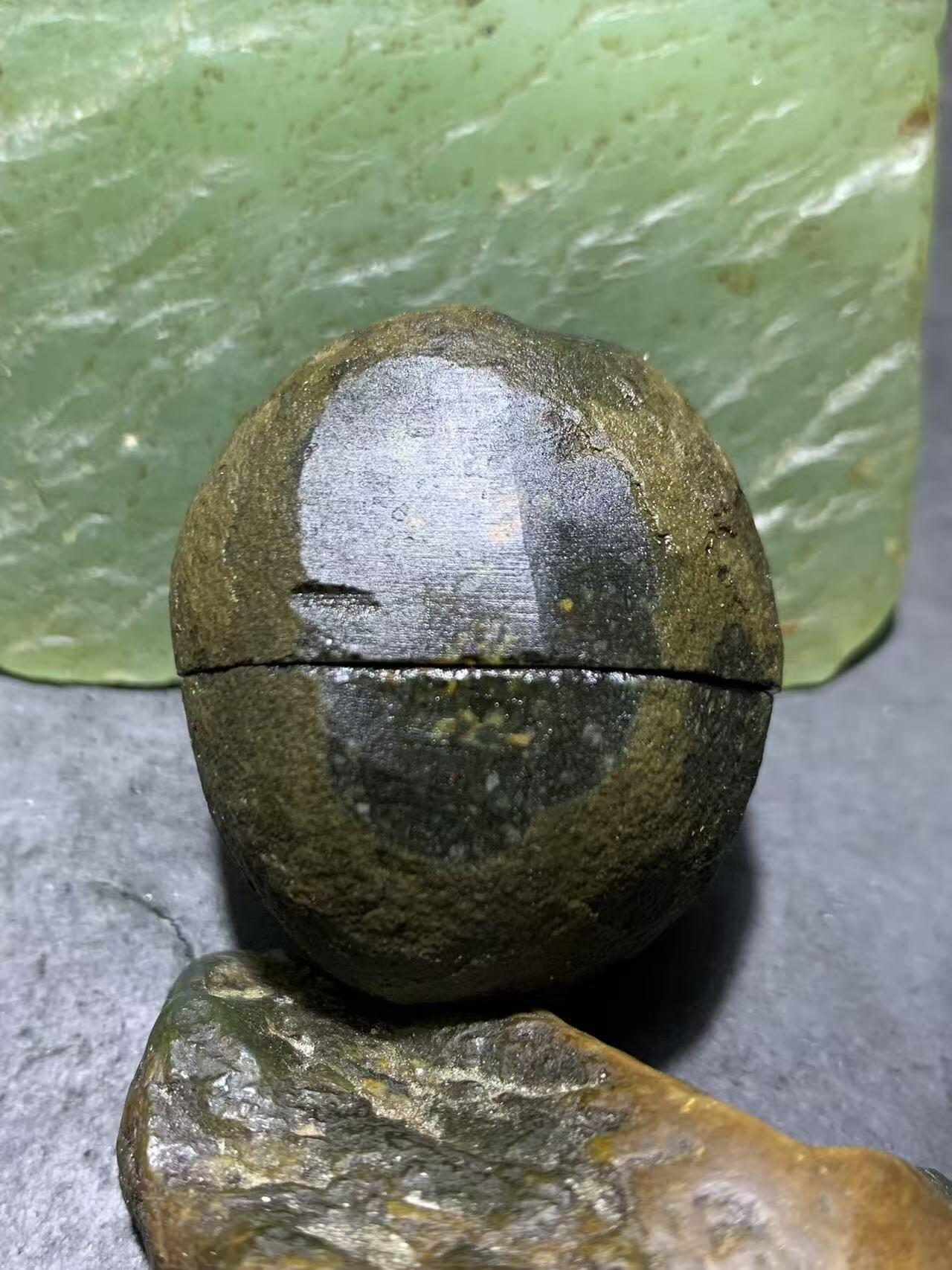 精美亚光原皮黑皮白肉战国红玛瑙对切原石摆件一对，