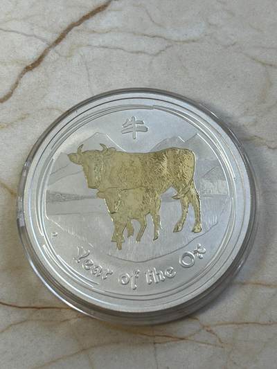 第174期拍卖【长期征集拍品】 - 澳大利亚2009年中国生肖系列牛年镀金1盎司纪念银币，999银镀金，塑料盒破，