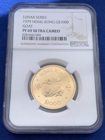 《竞宝斋》第416场 周日，周一，2场连拍 （全场包邮） - NGC-PF69UC 香港1979年羊年生肖精制千元金币 伊丽莎白二世 15.97克 917金 古典设计的羊图案诉说着70黄金年代的港式辉煌 精制达到69分UC极为不易 附带红色礼盒 金价持续走高且买且珍惜