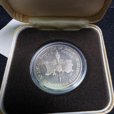 【铜匠收藏】★第125加场★精品币章场，200包邮，不满200.支付运费5元。《接受代拍 代送NGC评级》 - 英属泽西岛 1989年 2镑铜镍克朗纪念币 女王访问十二教区地图 