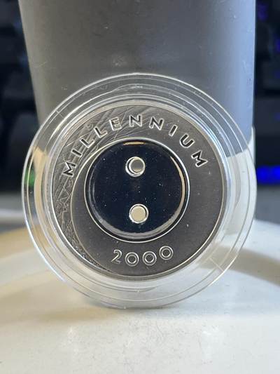 第174期拍卖【长期征集拍品】 - 获奖币拉脱维亚1999年钮扣千禧年(2000)镂空银币，925银，15.2克，，有氧化