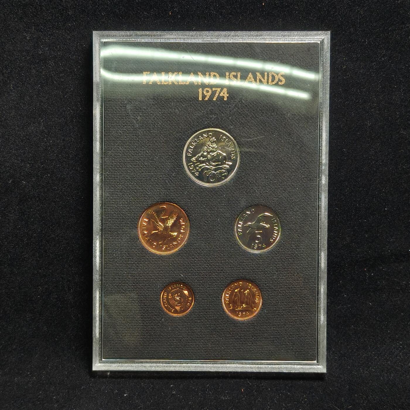 【铜匠收藏】★第125加场★精品币章场，200包邮，不满200.支付运费5元。《接受代拍 代送NGC评级》 福克兰 1974年 原盒精致套币 共5枚