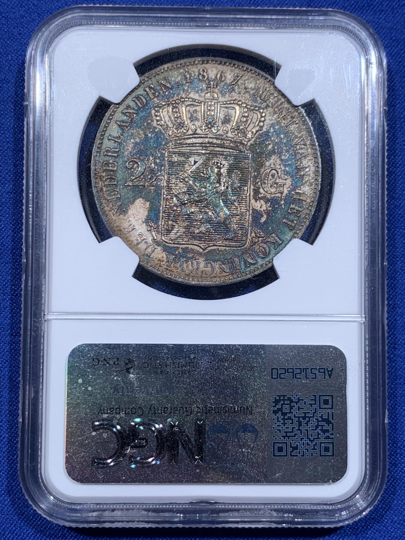 《竞宝斋》第416场 周日，周一，2场连拍 （全场包邮） NGC UNCD 荷兰1867年威廉三世2.5盾银币，五彩老包浆，包浆醇厚 打制深峻，胡子发丝清晰 高点无损 味道币味道足，酱彩锋利感十足，状态极佳