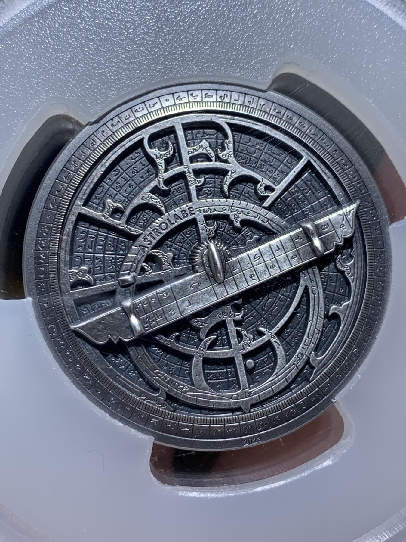 《竞宝斋》第416场 周日，周一，2场连拍 （全场包邮） PCGS MS70 库克群岛2023年历史仪器星盘2盎司高浮雕银币，直径45毫米加厚，铸造量1500枚，含纯银2盎司，仿古工艺处理，超立体高浮雕纪念银币，表面铸造非常精密，刻度如同真的仪器。状态一流，顶级高分，冠军分。2024克劳斯世界硬币大奖赛最佳克朗币 加大加厚盒装