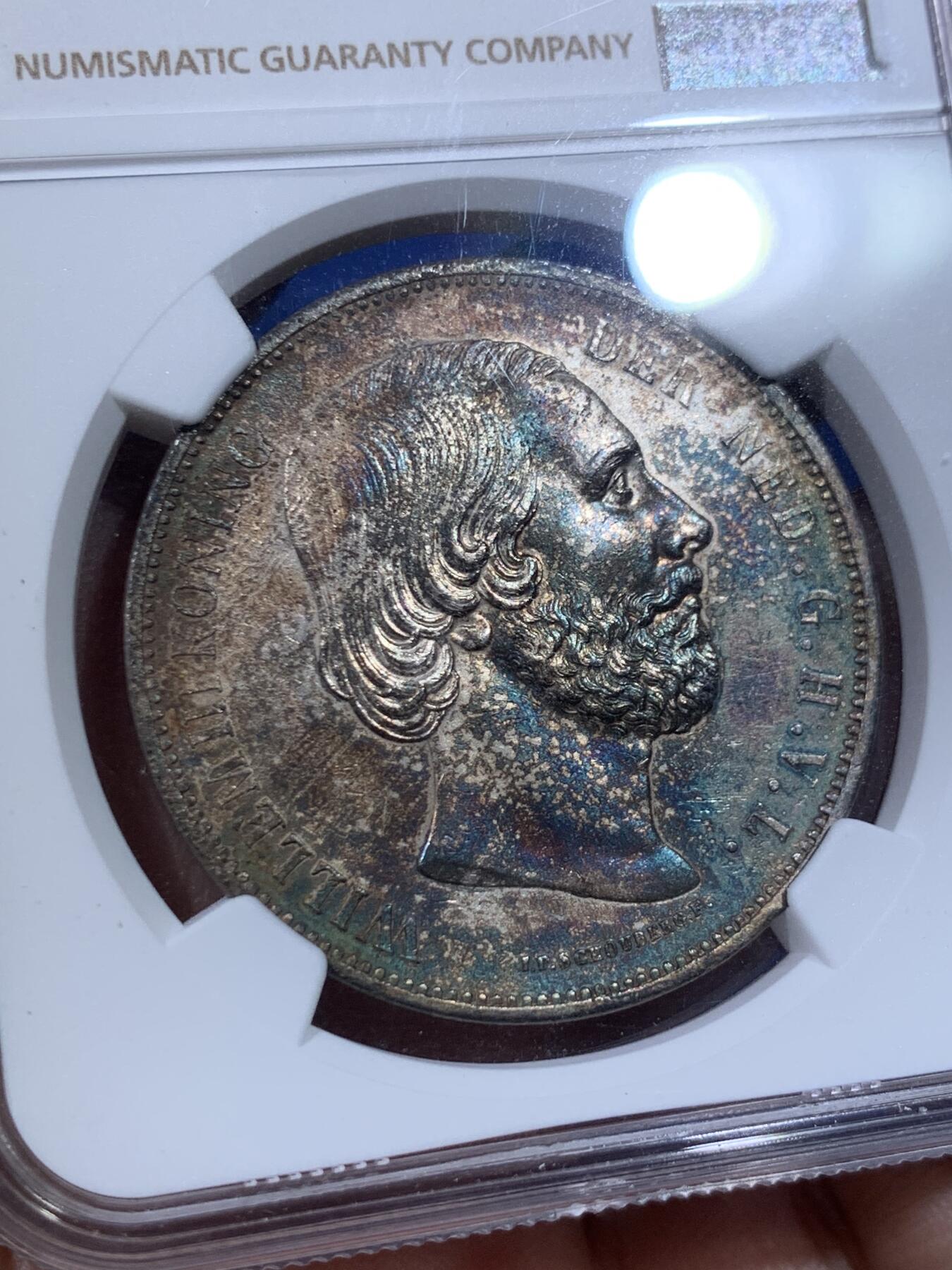 《竞宝斋》第416场 周日，周一，2场连拍 （全场包邮） NGC UNCD 荷兰1867年威廉三世2.5盾银币，五彩老包浆，包浆醇厚 打制深峻，胡子发丝清晰 高点无损 味道币味道足，酱彩锋利感十足，状态极佳