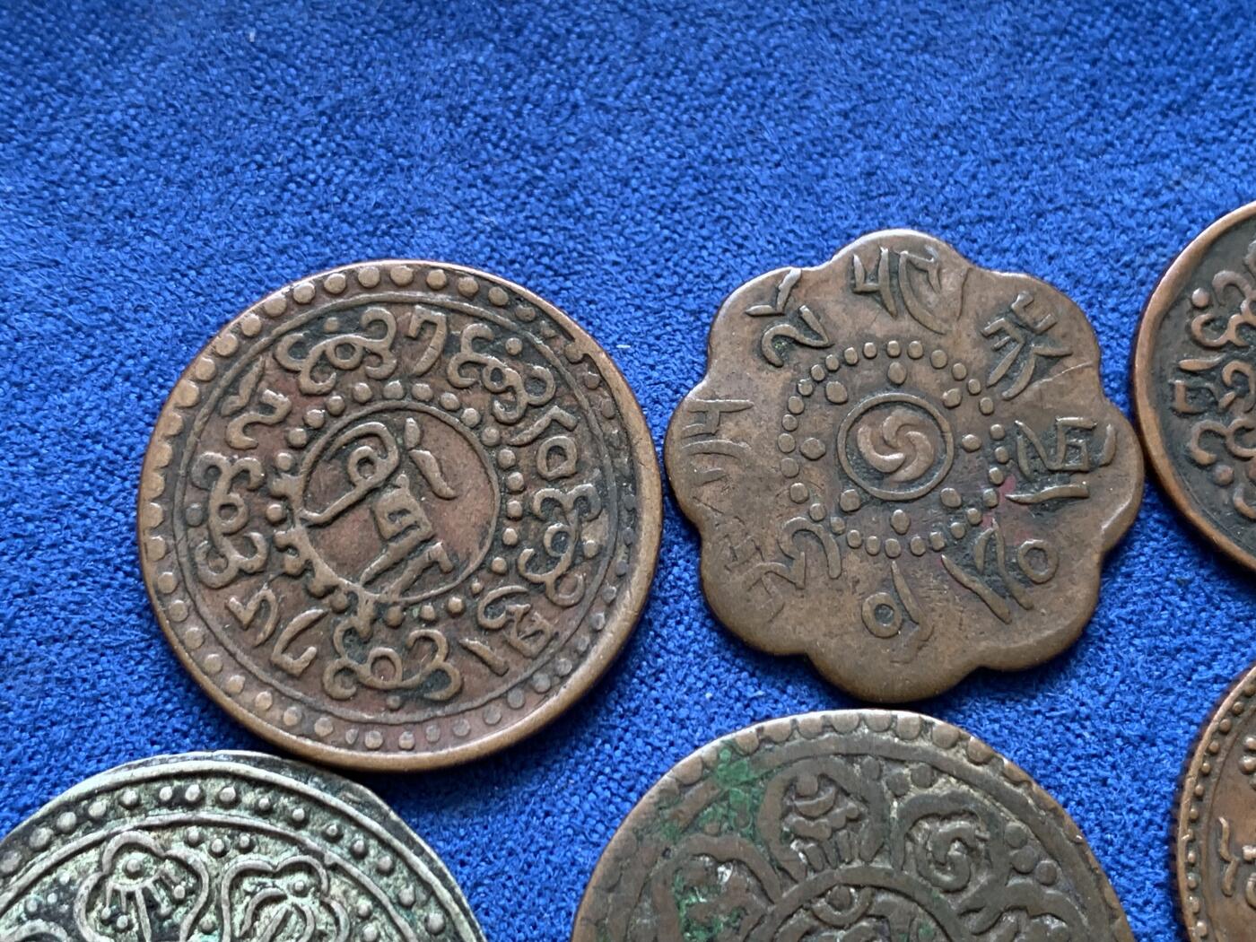 《竞宝斋》第416场 周日，周一，2场连拍 （全场包邮） 六枚一组 英国回流藏币，唐卡银币，雪康，噶穷，启介等品种铜币，请自辨品种。无重复，有深打美品。图案神秘吉祥，小狮子可爱。