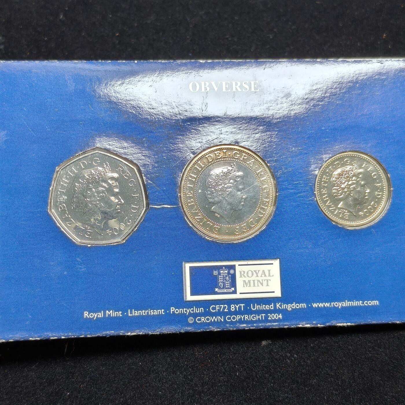 【铜匠收藏】★第125加场★精品币章场，200包邮，不满200.支付运费5元。《接受代拍 代送NGC评级》 英国2004年纪念币卡册，2磅蒸汽机车，1磅桥，50便士