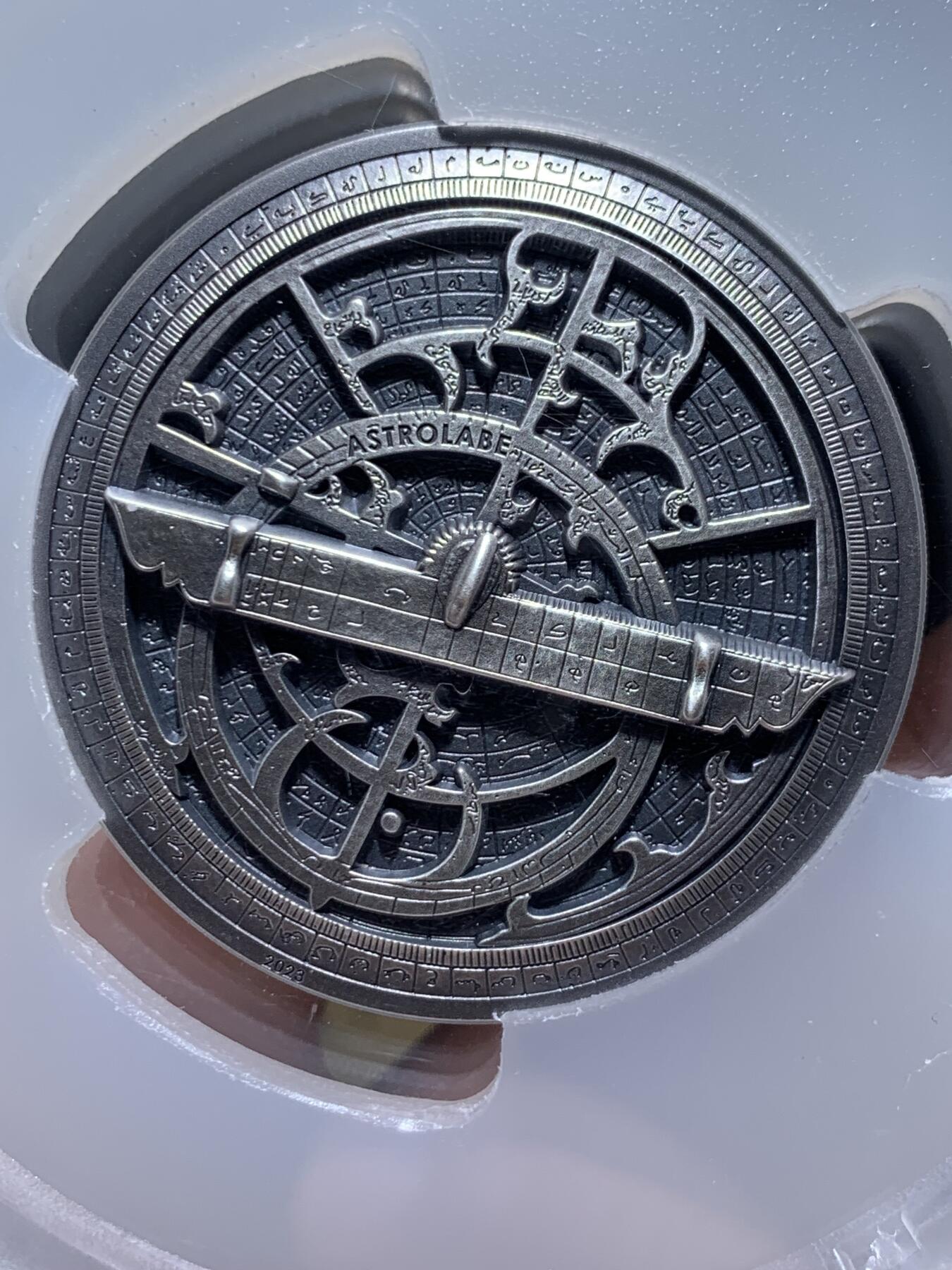 《竞宝斋》第416场 周日，周一，2场连拍 （全场包邮） PCGS MS70 库克群岛2023年历史仪器星盘2盎司高浮雕银币，直径45毫米加厚，铸造量1500枚，含纯银2盎司，仿古工艺处理，超立体高浮雕纪念银币，表面铸造非常精密，刻度如同真的仪器。状态一流，顶级高分，冠军分。2024克劳斯世界硬币大奖赛最佳克朗币 加大加厚盒装