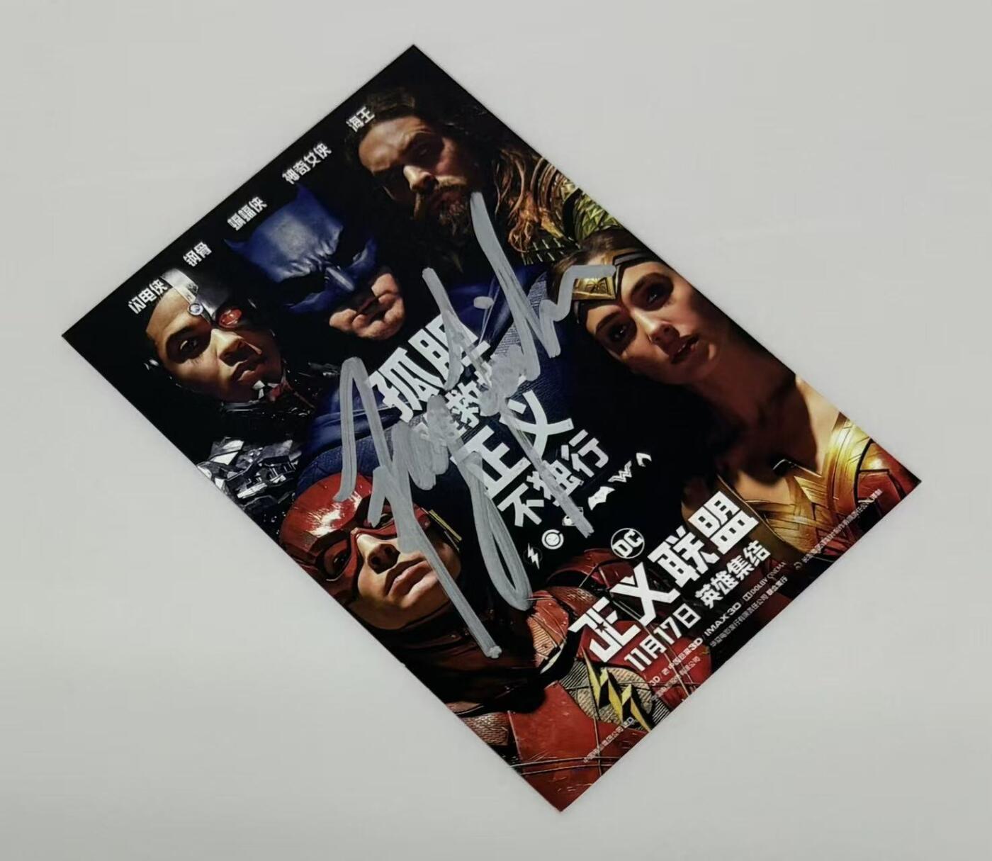 零元拍：《正义联盟》“钢骨”的饰演者 雷·费舍 亲笔签名宣传卡。
