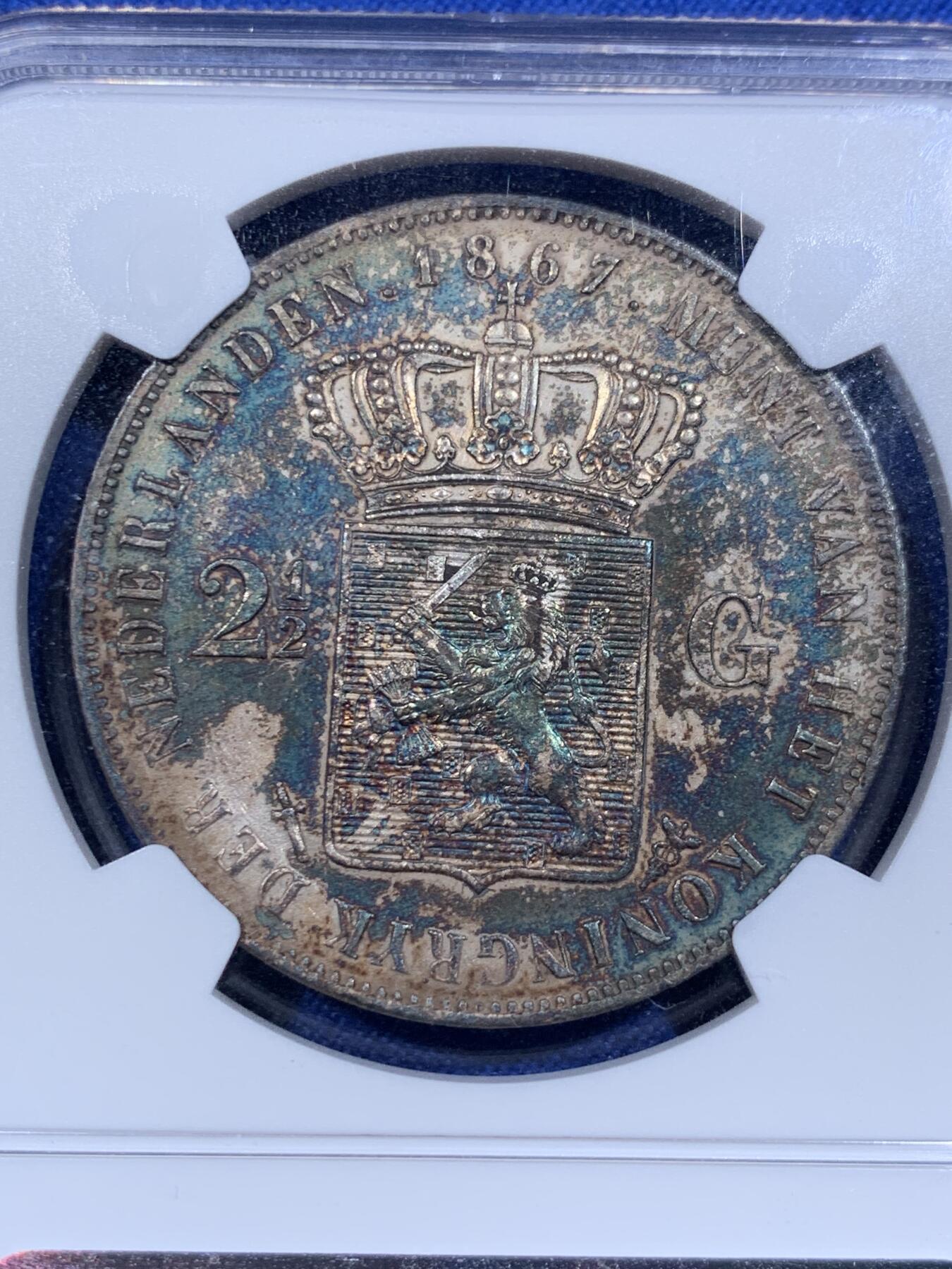 《竞宝斋》第416场 周日，周一，2场连拍 （全场包邮） NGC UNCD 荷兰1867年威廉三世2.5盾银币，五彩老包浆，包浆醇厚 打制深峻，胡子发丝清晰 高点无损 味道币味道足，酱彩锋利感十足，状态极佳