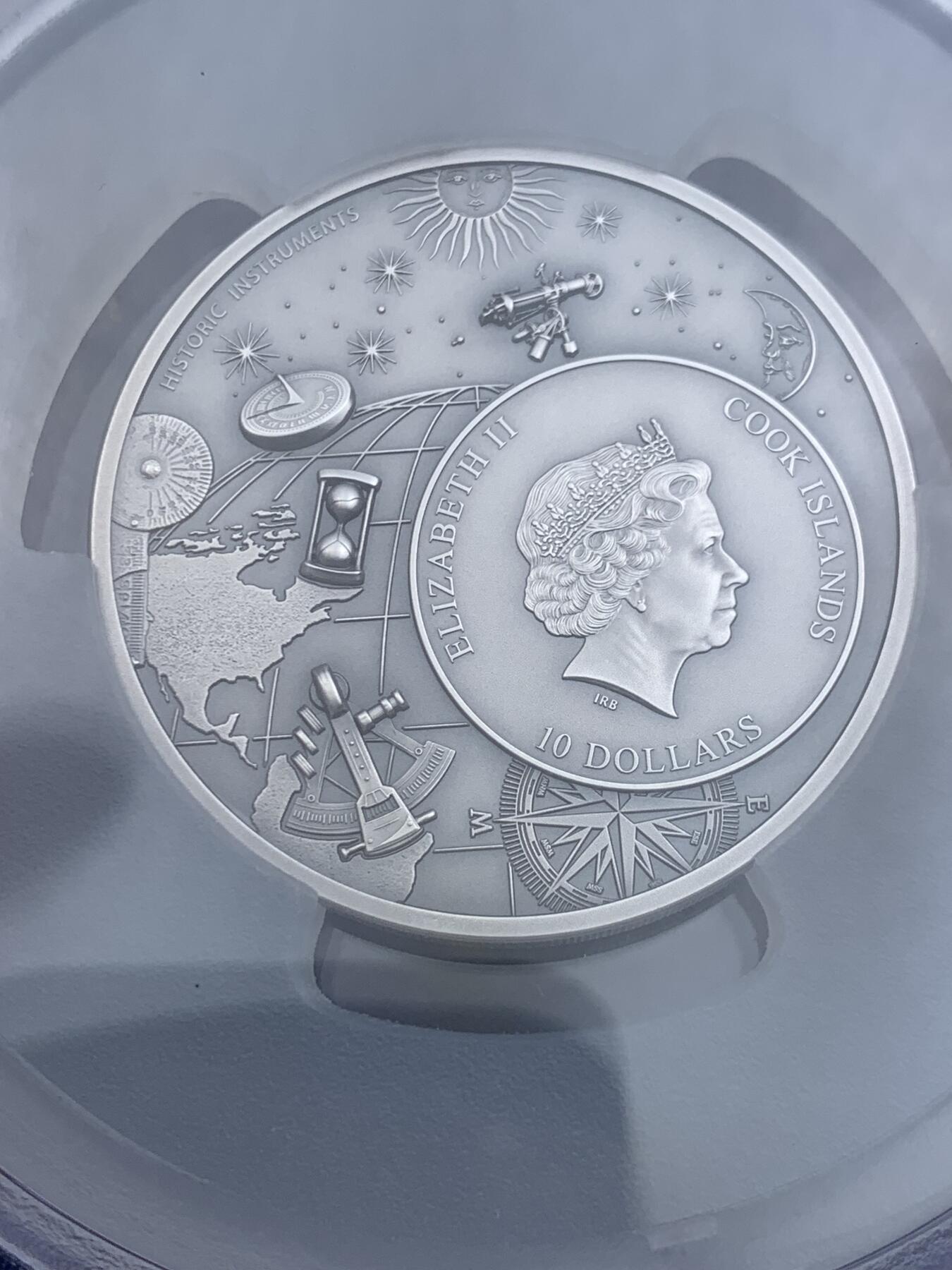 《竞宝斋》第416场 周日，周一，2场连拍 （全场包邮） PCGS MS70 库克群岛2023年历史仪器星盘2盎司高浮雕银币，直径45毫米加厚，铸造量1500枚，含纯银2盎司，仿古工艺处理，超立体高浮雕纪念银币，表面铸造非常精密，刻度如同真的仪器。状态一流，顶级高分，冠军分。2024克劳斯世界硬币大奖赛最佳克朗币 加大加厚盒装