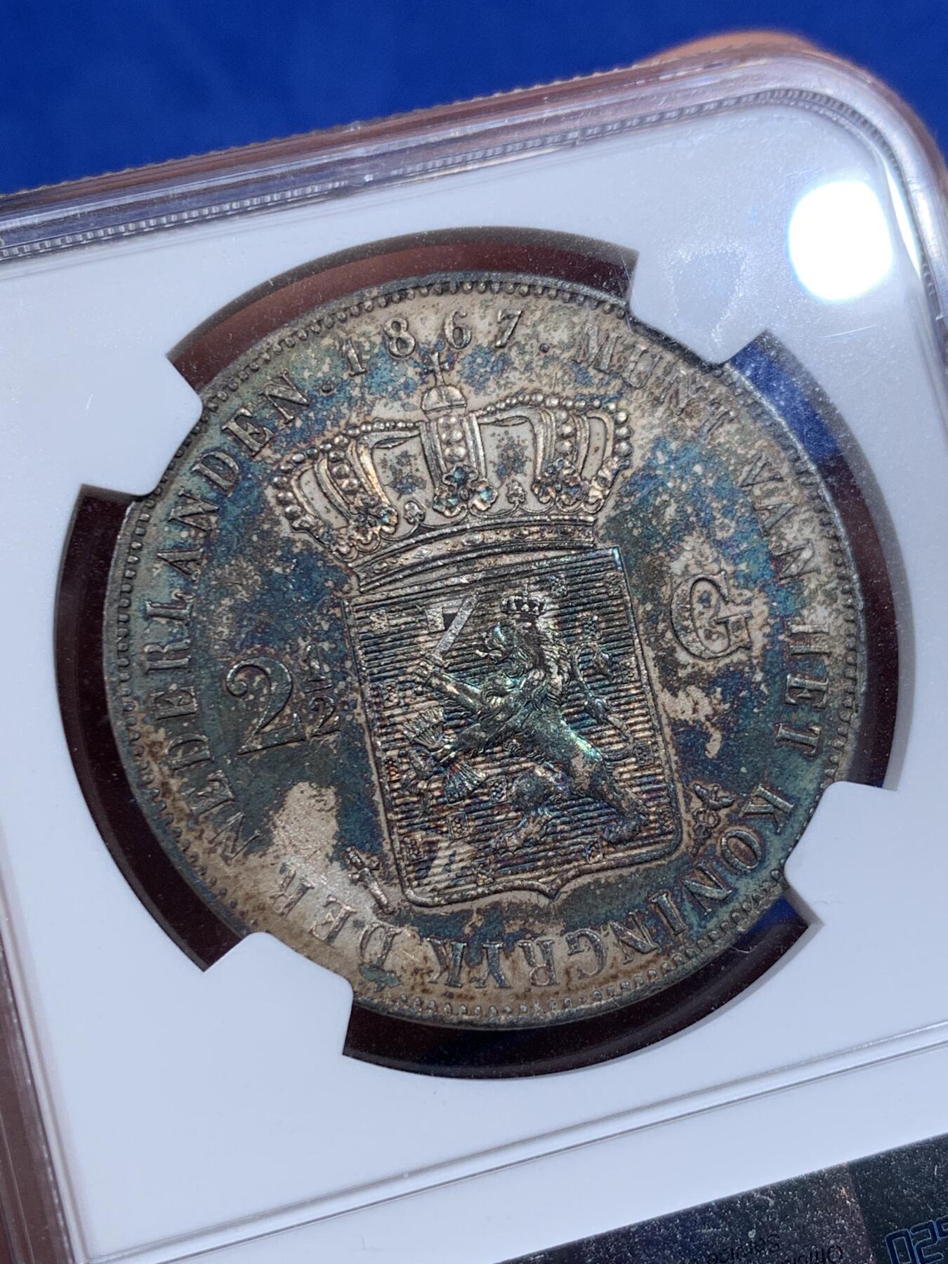 《竞宝斋》第416场 周日，周一，2场连拍 （全场包邮） NGC UNCD 荷兰1867年威廉三世2.5盾银币，五彩老包浆，包浆醇厚 打制深峻，胡子发丝清晰 高点无损 味道币味道足，酱彩锋利感十足，状态极佳