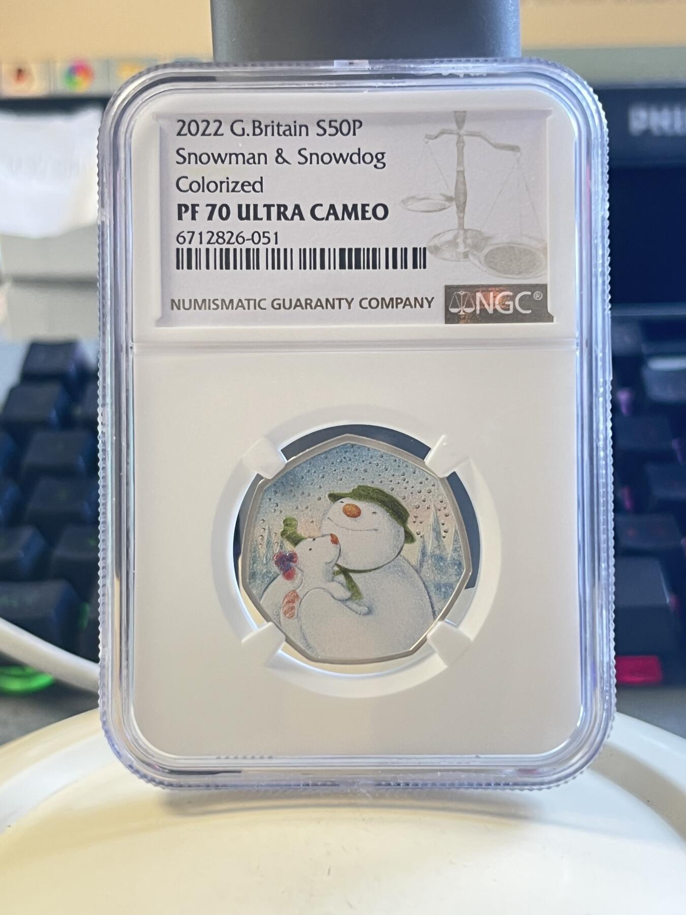 第173期拍卖【长期征集拍品】 英国2022年发行雪人与雪犬50便士彩色纪念银币NGC-PF70原盒证书，925银，发行5000枚