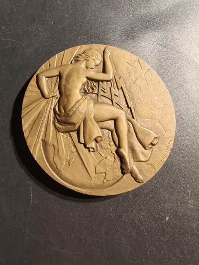 老王徽章第147期 - 法国电气建筑总工会大铜章    直径68mm   重量170.2g