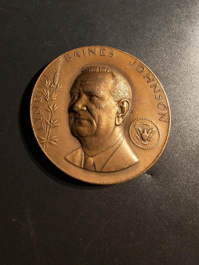 老王徽章第147期 - 美国1965年林登约翰逊就任总统大铜章   直径64mm   重量125.5g