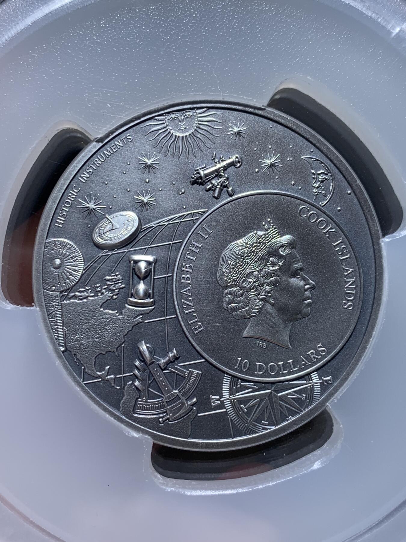 《竞宝斋》第416场 周日，周一，2场连拍 （全场包邮） PCGS MS70 库克群岛2023年历史仪器星盘2盎司高浮雕银币，直径45毫米加厚，铸造量1500枚，含纯银2盎司，仿古工艺处理，超立体高浮雕纪念银币，表面铸造非常精密，刻度如同真的仪器。状态一流，顶级高分，冠军分。2024克劳斯世界硬币大奖赛最佳克朗币 加大加厚盒装