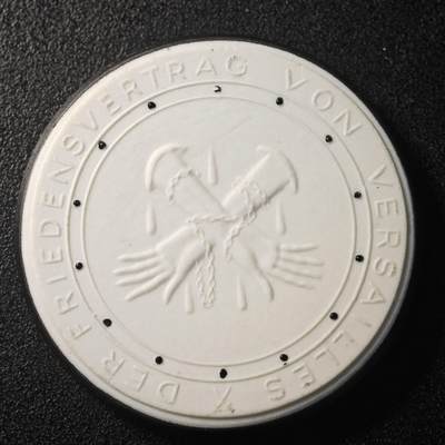 【德藏】世界币章拍卖第145期 - "秋色宜人"专场拍卖（拍品征集中~欢迎藏友联系） - 1922-24年 德国紧急时期黑色耻辱陶瓷纪念章 黑釉边 直径约：47mm；重约：17.3g
