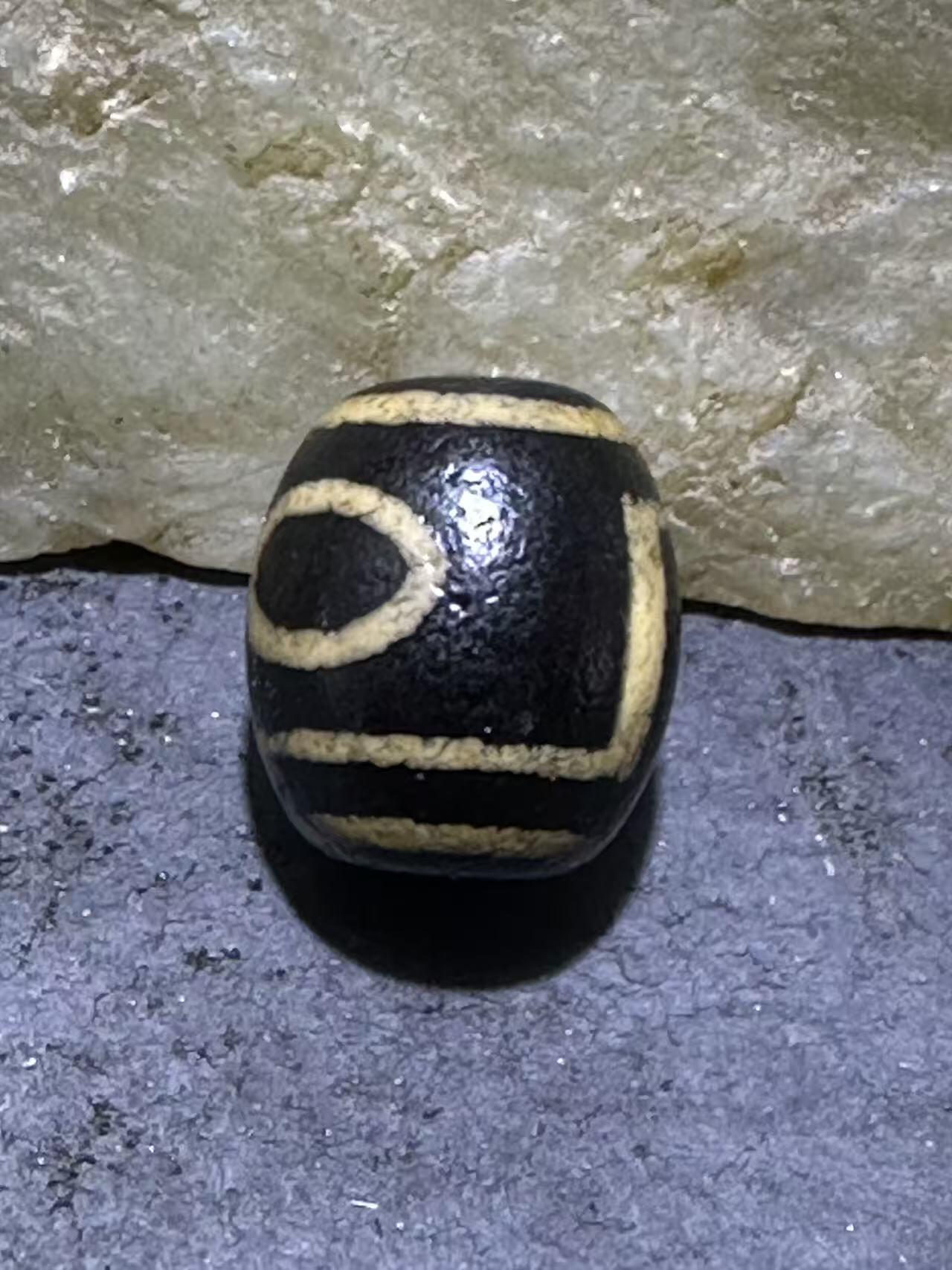 仅此一颗，精品藏传一眼靠山玛瑙天珠一颗。