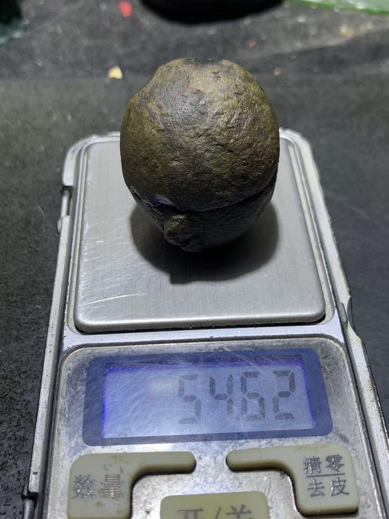 精美亚光原皮黑皮白肉战国红玛瑙对切原石摆件一对，