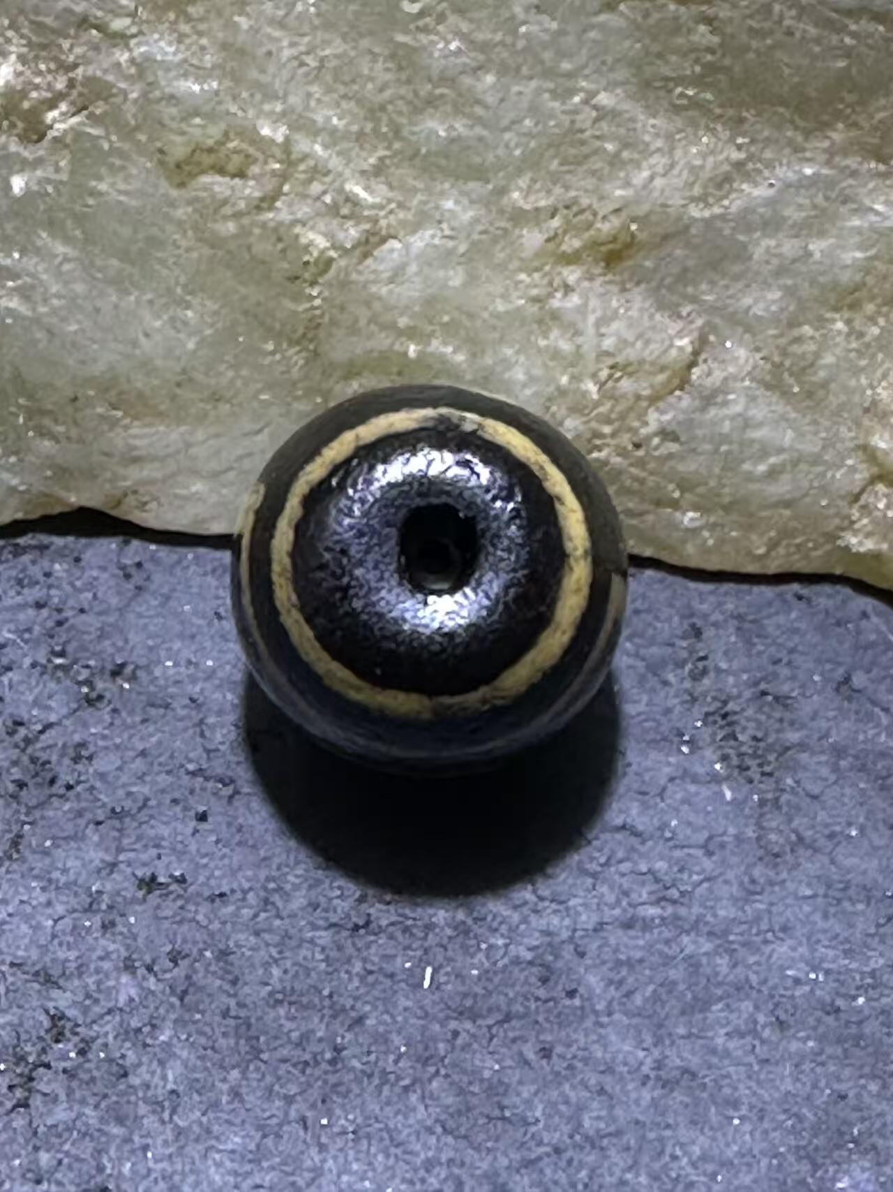 仅此一颗，精品藏传一眼靠山玛瑙天珠一颗。