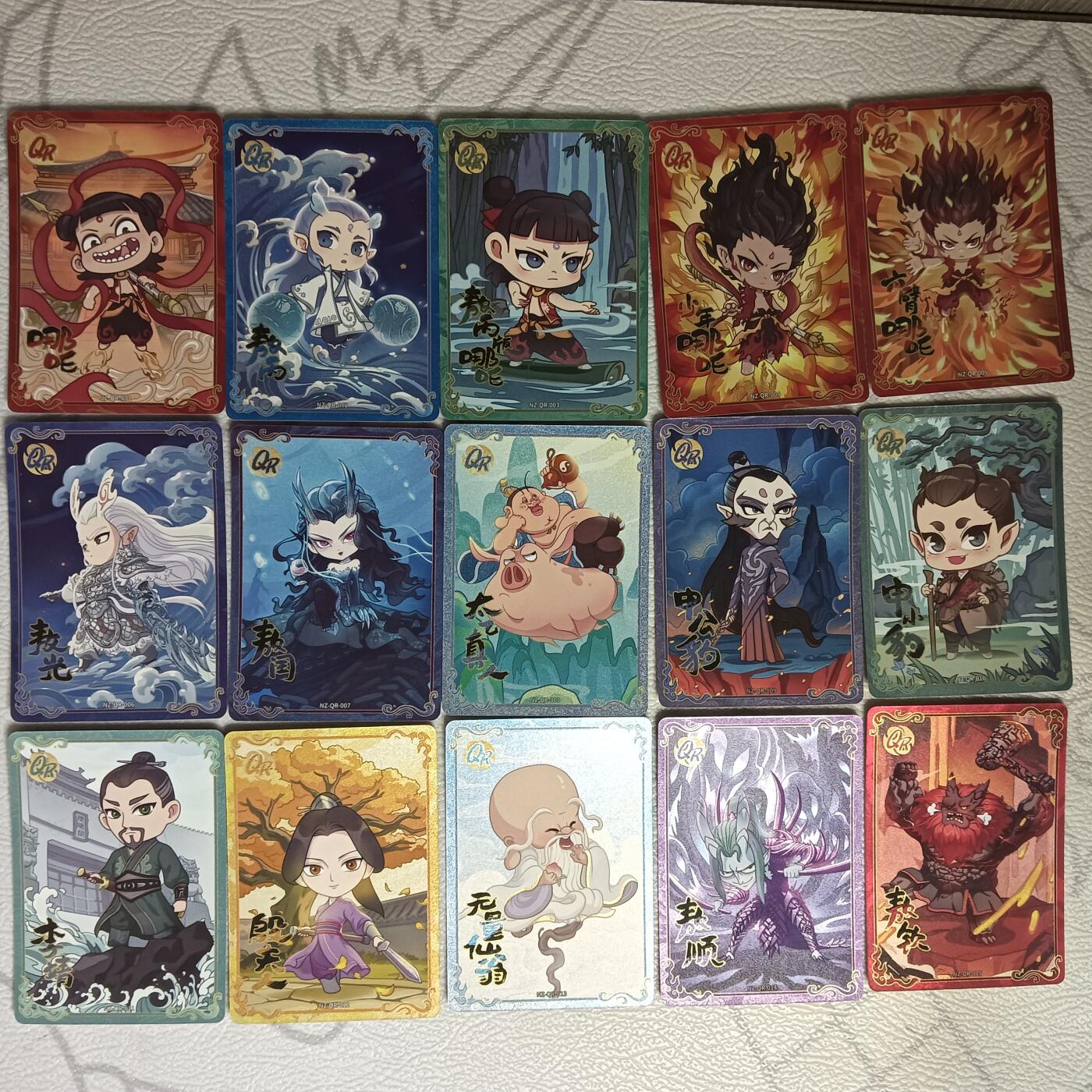 花开卡拍第37期（9月7号周日截拍，品控勿拍!!!拍品不寄存，运费5元，自制卡难免瑕疵，可能存在轻微撞角爆边等出厂瑕疵，品控介意勿拍！） 1、卡游哪吒一弹 10元包 QR卡15张一套+HR卡31张 一套，共46张，非完美品个别卡背有出厂划痕