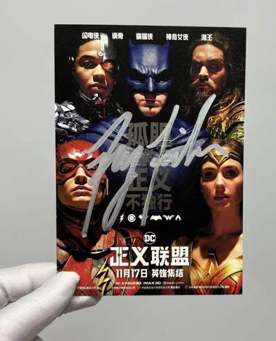 零元拍：《正义联盟》“钢骨”的饰演者 雷·费舍 亲笔签名宣传卡。 - 零元拍：《正义联盟》“钢骨”的饰演者 雷·费舍 亲笔签名宣传卡。