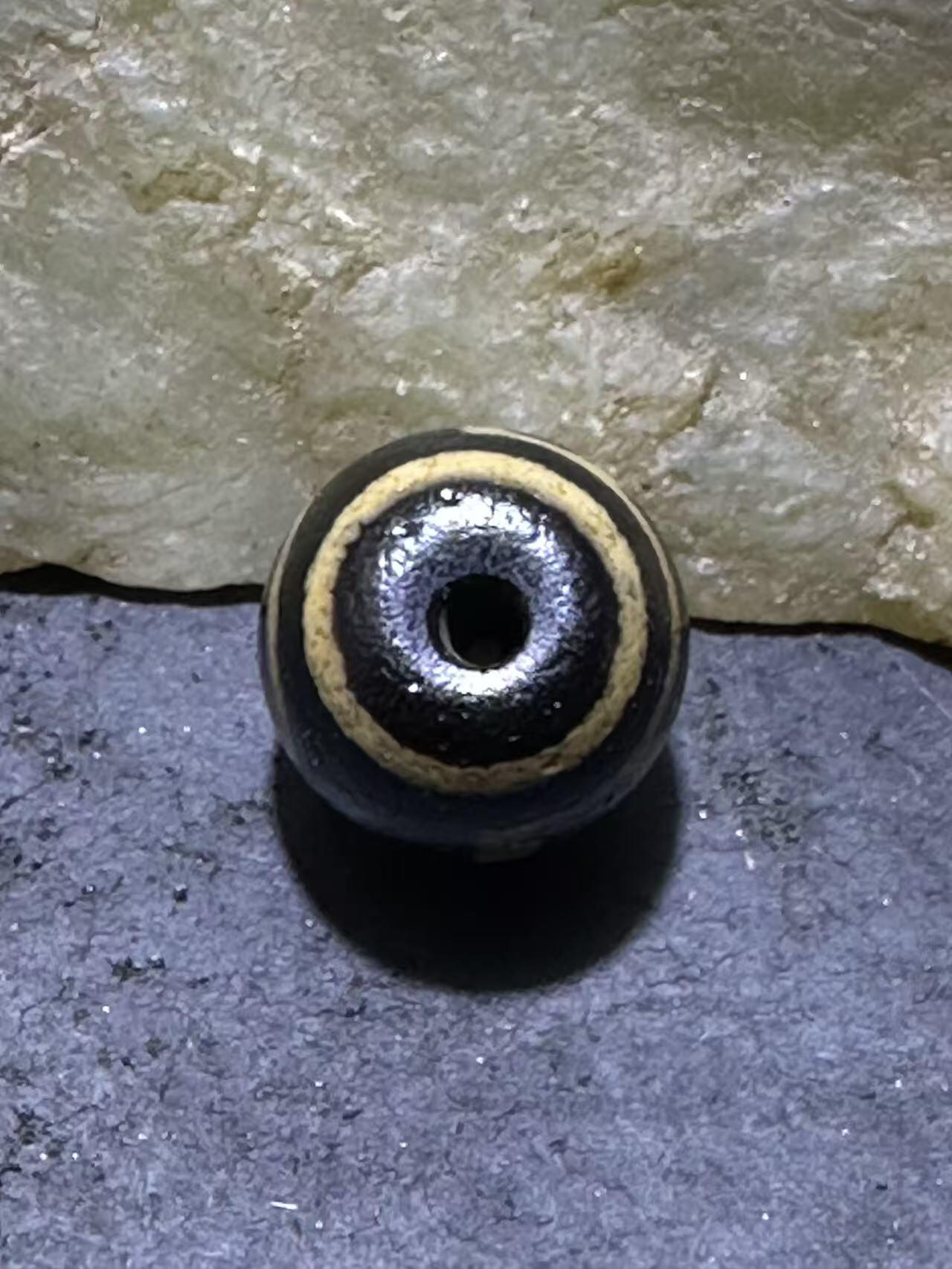 仅此一颗，精品藏传一眼靠山玛瑙天珠一颗。