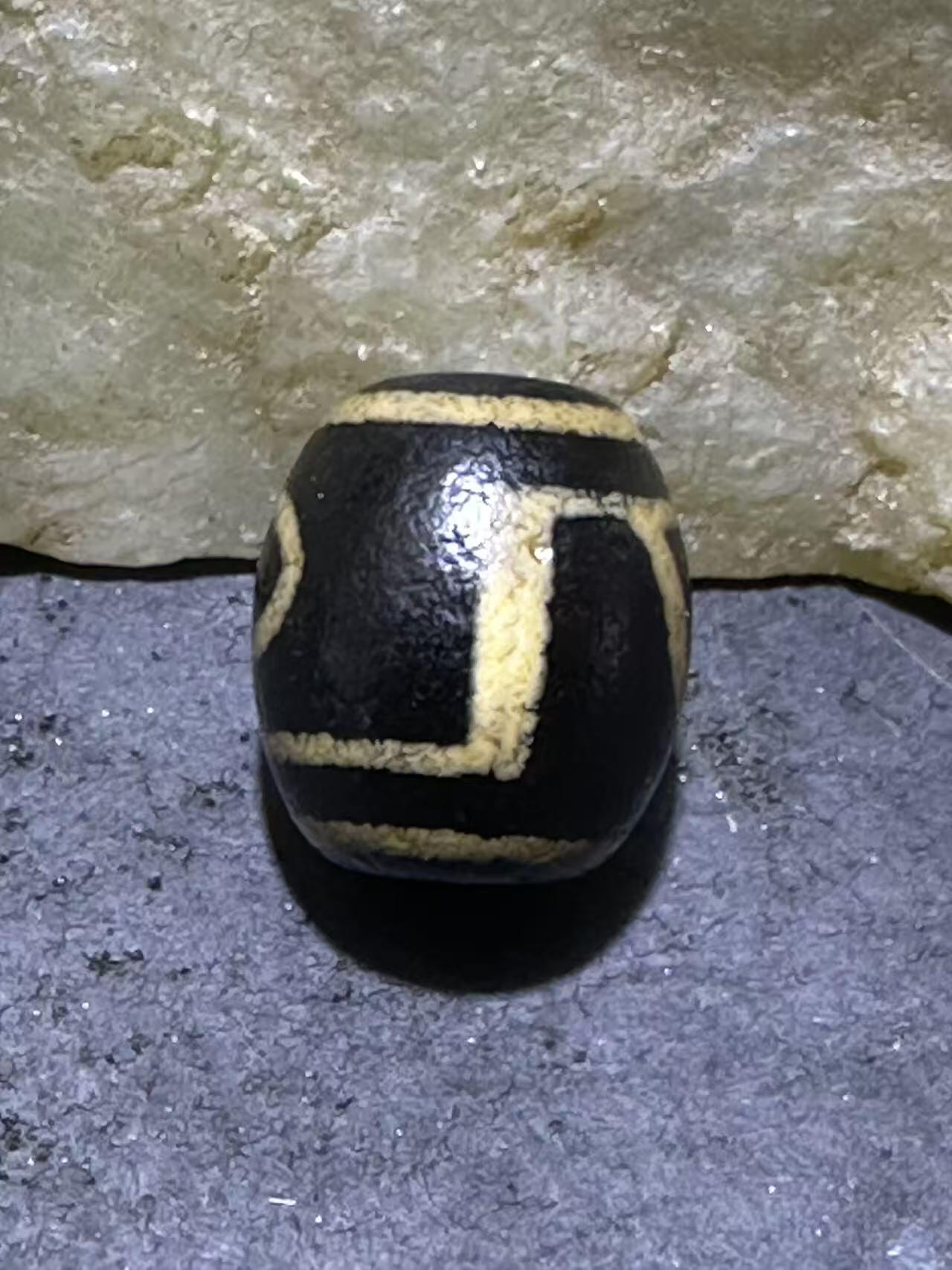 仅此一颗，精品藏传一眼靠山玛瑙天珠一颗。