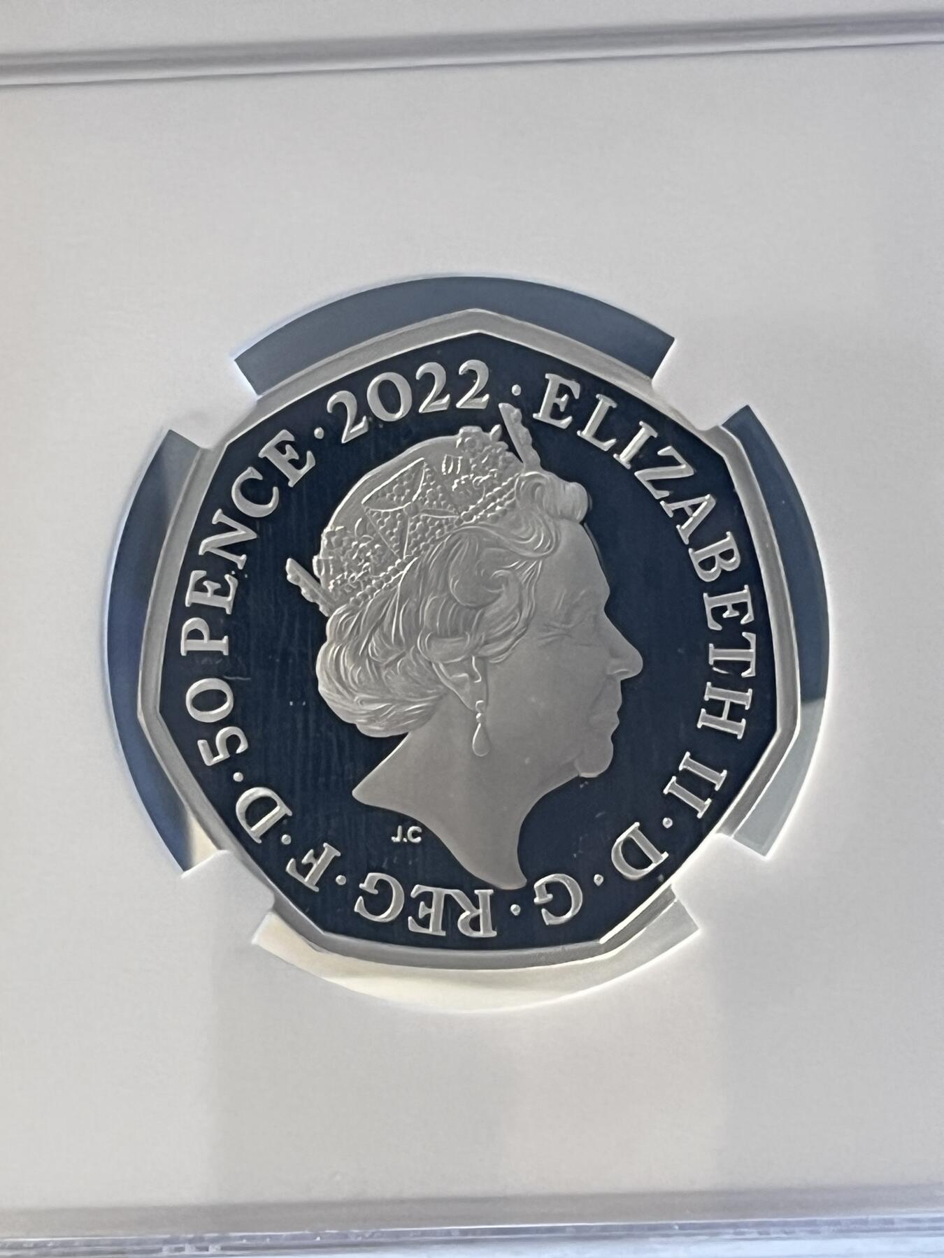 第173期拍卖【长期征集拍品】 英国2022年发行雪人与雪犬50便士彩色纪念银币NGC-PF70原盒证书，925银，发行5000枚