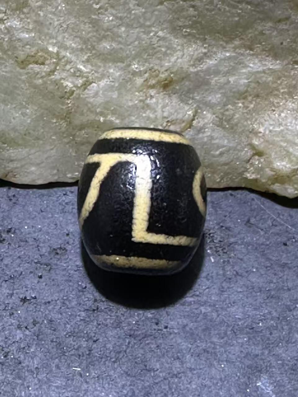 仅此一颗，精品藏传一眼靠山玛瑙天珠一颗。